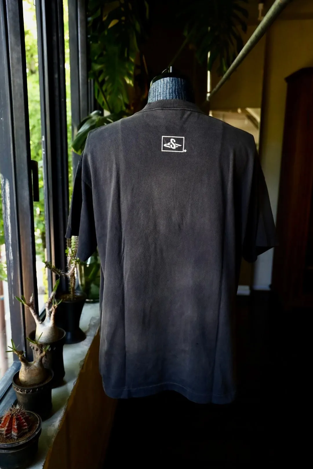 SAINT Mxxxxxx SM6 TEE/BLK latest model SM6 basic LOGO printed TEE, washed black S-XL, garment dyeing, heavy washing to make old, hanging holes, highly restored original printing, correct with anti-counterfeiting angel mark